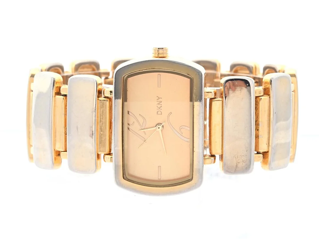 DKNY, stål, quartz, boettnr.29814, med guldfärgat stålarmband, missfärgningar — Klockor/DKNY — Kaplans