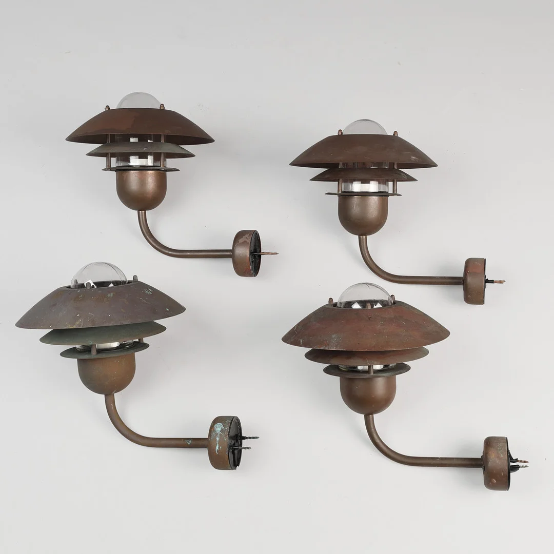 DANSK DESIGN. Sæt af fire væglamper (udendørs) af patineret kobber, indvendige skærme af klart glas, Danmark (4). — Wall Lights — Palsgaard Kunstauktioner