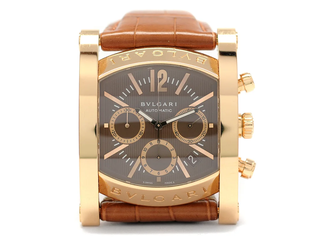 BVLGARI, Assioma, Cal 080 TEEA, Serie nr. 292304, Ref nr. AA P 48 G CH, Boett nr. L194, kronograf, herrur, 38 x 39 (48) mm, 18K guld, automatisk, safirglas, datum, läderband, viklås i 18K guld, cert, maj 2008, box, ytterkartong. Limiterad och numrerad (Nr. 16/99). — Klockor/Bvlgari — Kaplans