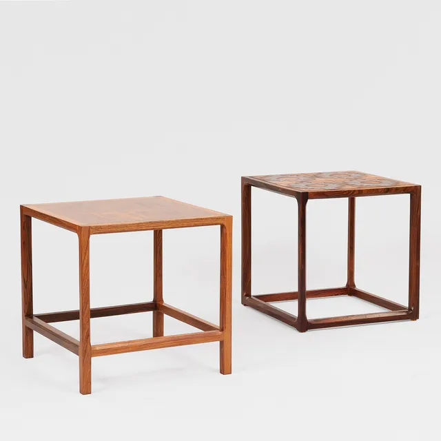 AKSEL KJERSGAARD. TILSKREVET. To kvadratiske sideborde af palisander, ene bord med top ilagt glaserede fliser, Danmark, ca. 1960'erne, (2).