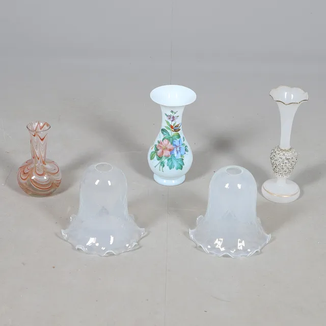 PAIR OF VASELINE GLASS LAMP SHADES & OTHER GLASS.