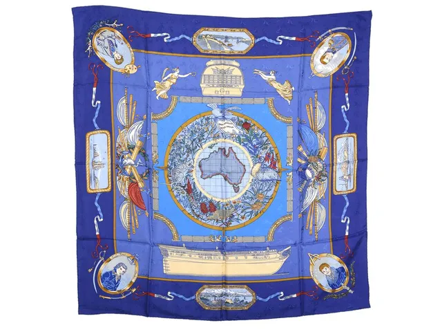 HERMÈS, SCARF, Le Geographe, Sandra Laroche, 100% siden, 90x90 cm, multifärgad, blå, gul, grön. Excellent Condition.