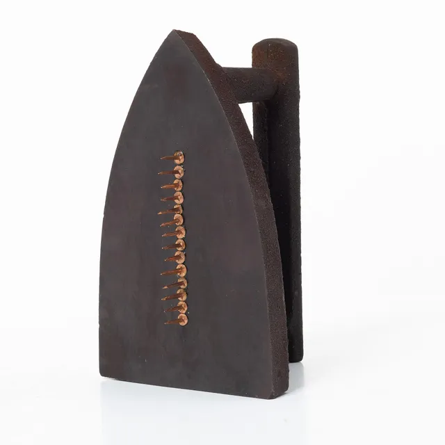 Man Ray, "Cadeau".