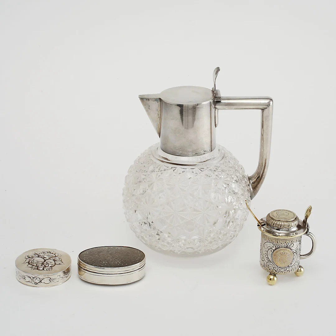 KANNA, glas och silver, SENAPSKANNA samt DOSOR, silver, 1800-tal. — Silver — Göteborgs Auktionsverk