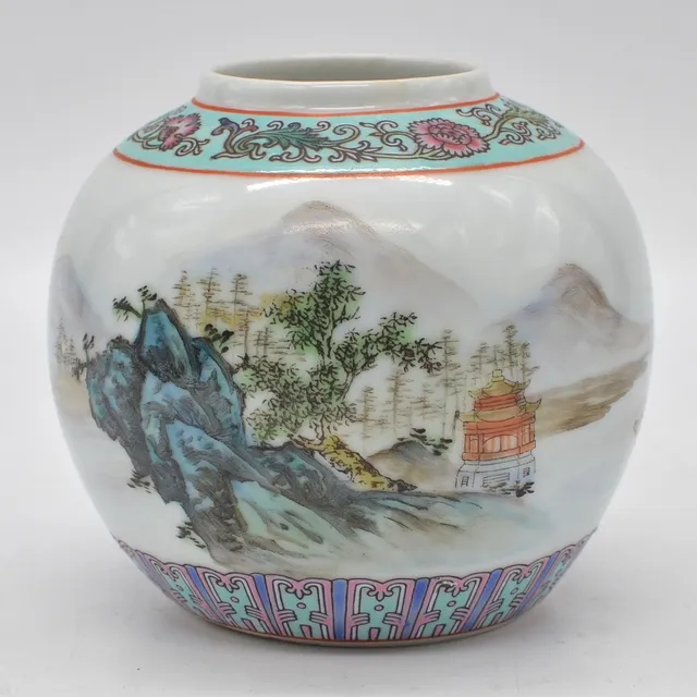 CHINESISCHE VASE, PORZELLAN, RUND, HANDBEMALT, LANDSCHAFTSMOTIV, MITTE DES 20. JAHRHUNDERTS.
