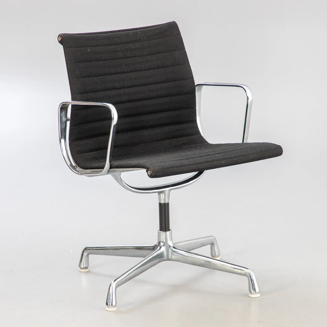 CHARLES & RAY EAMES. Vitra / Herman Miller, Aluminium Chair "EA 108". — Armchairs & Chairs — Stockholms Auktionsverk Hamburg