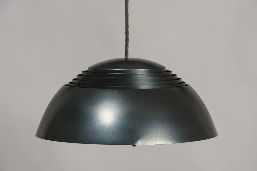 Pendel, Louis Poulsen, AJ-pendel af Arne Jacobsen, sort — Lamps and lighting/Pendant lights — Lauritz