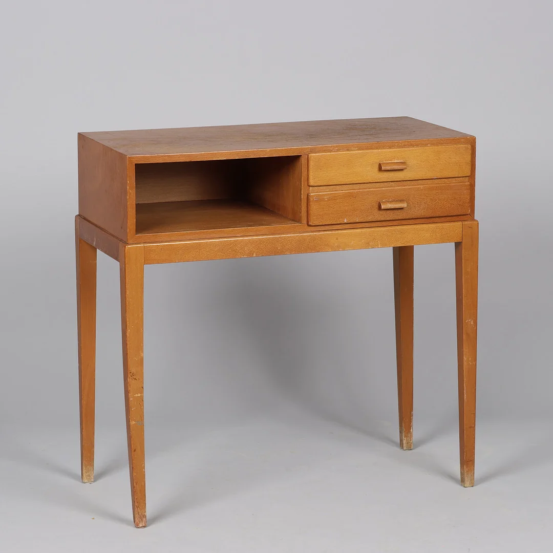 FRITS SCHLEGEL. TILSKREVET. Entrebord af bøg med to skuffer, Fritz Hansen, Danmark, ca. 1940'erne. — Chests of drawers — Palsgaard Kunstauktioner