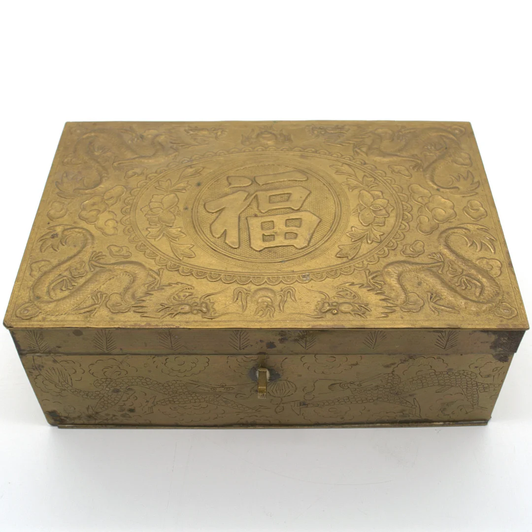 MESSINGDOSE MIT DRACHENORNAMENTIK UND SCHRIFTZEICHEN „FU“, CHINA, 20. JAHRHUNDERT. — Bronzes — Kunst- und Auktionshaus Kleinhenz