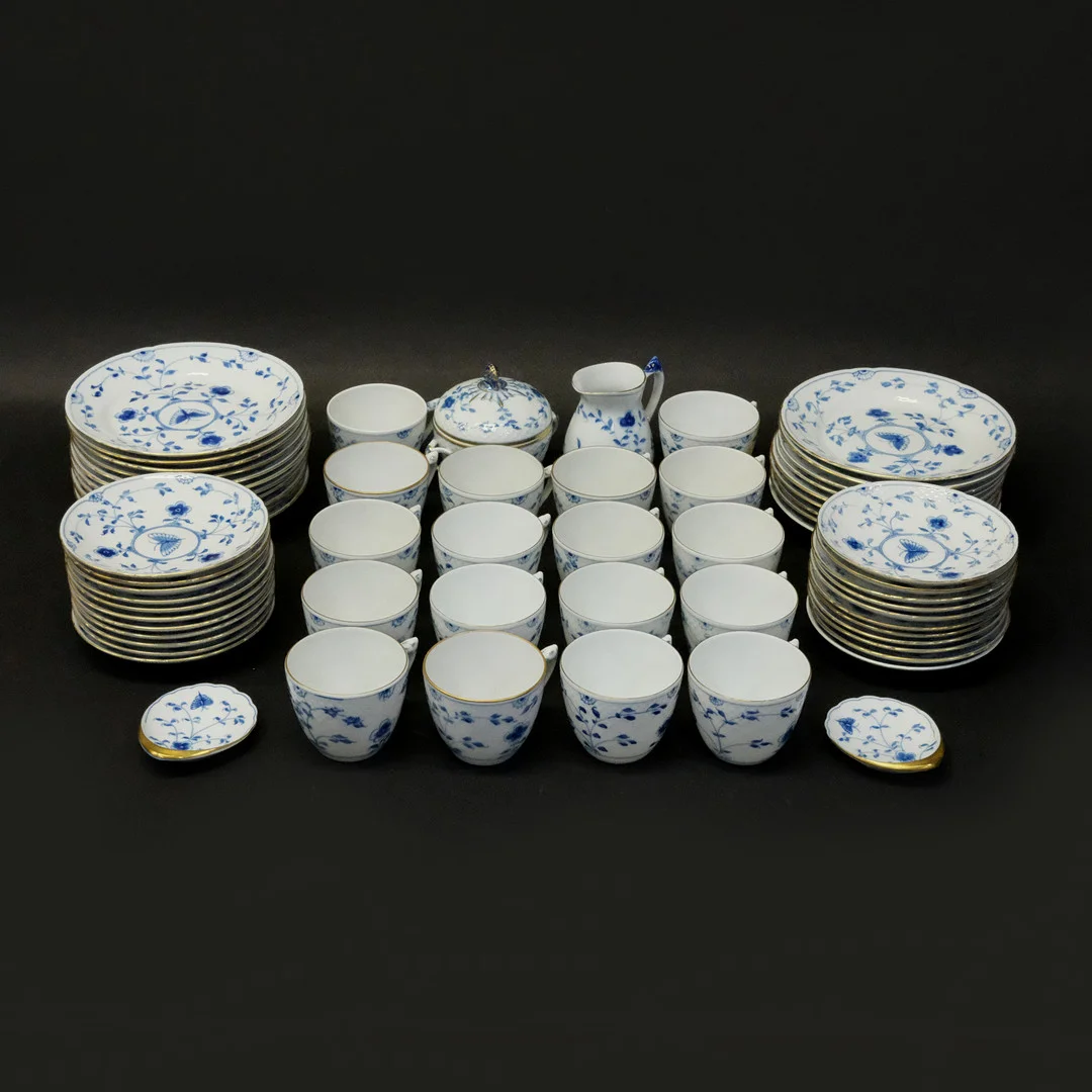 BING & GRÖNDAHL, SERVISDELAR SOMMERFUGL. 83 DELAR. — Tableware — Björnssons Auktionskammare