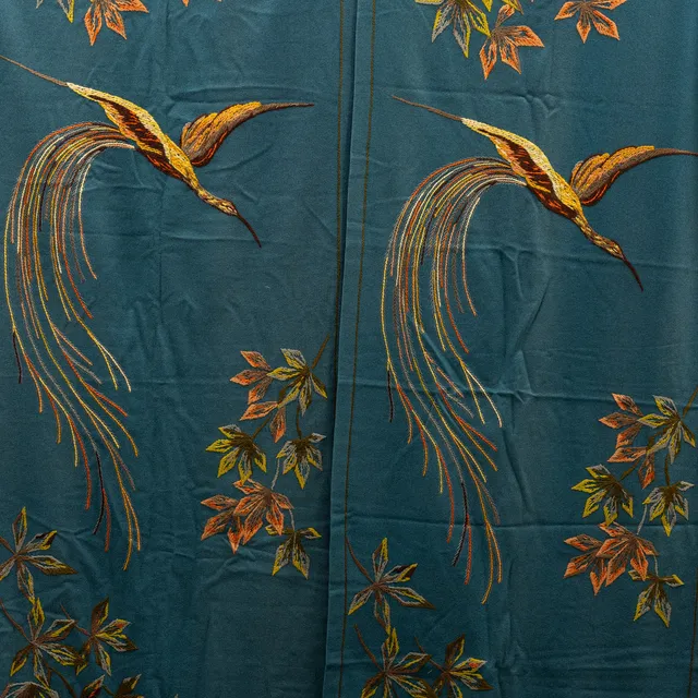 DRAPERIER, ett par, broderad dekor av fåglar och blomblad, 1900-tal.