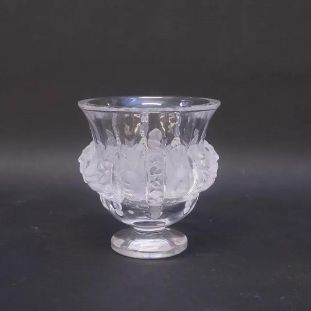 SKÅL PÅ FOT, "DAMPIERRE", LALIQUE, FRANKRIKE.