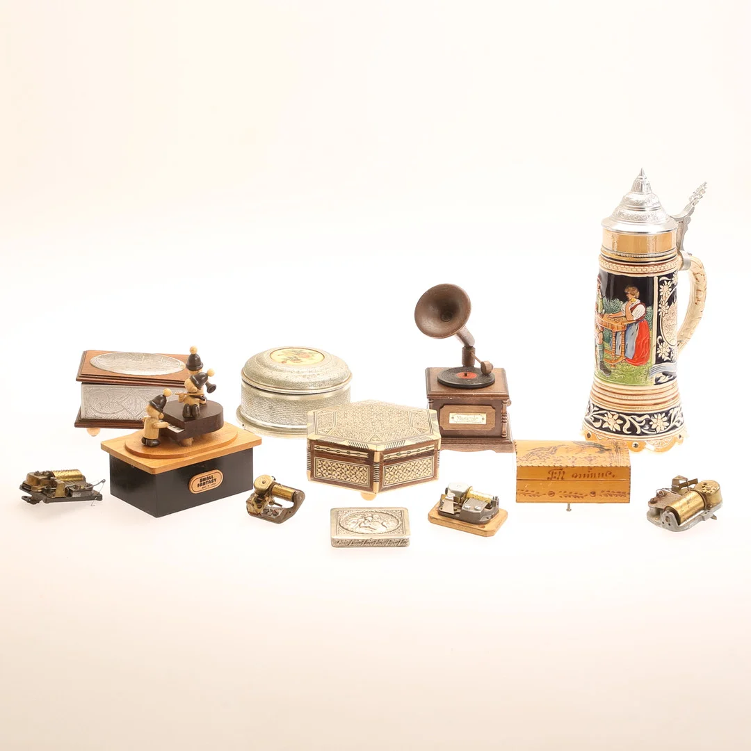 SPELDOSOR, 7 stycken, trä, metall och stengods, 1900-tal. — Other collectables — RA Auktionsverket Norrköping