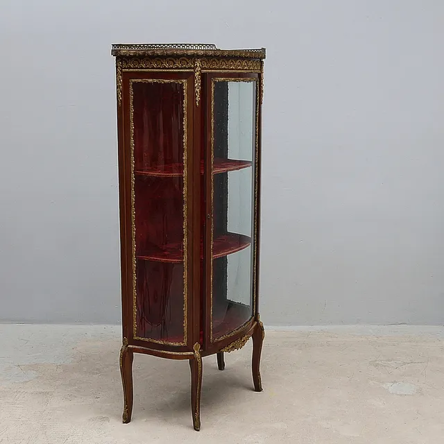 VITRINSKÅP, Louis XVI-stil, 1900-tal.