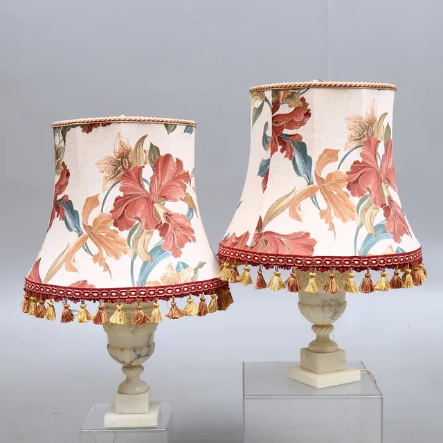 BORDSLAMPOR, ett par, alabaster, barockstil, 1900-talets andra hälft.