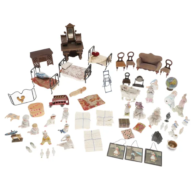 QTY OF DOLLS HOUSE FURNITURE & ACCESSORIES.