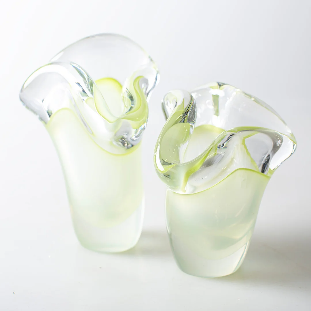 VICKE LINDSTRAND. Vaser, 2 st, modell 1121, Kosta, 1960-tal. — Art glass — Handelslagret Auktionsservice