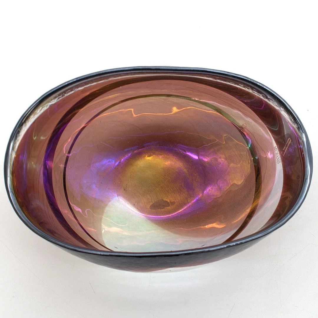 YALOS MURANO KUNSTGLASSCHALE IRISIERENDES DEKOR, MIT SIGNATUR UND ETIKETT. — Art glass — Kunst- und Auktionshaus Kleinhenz