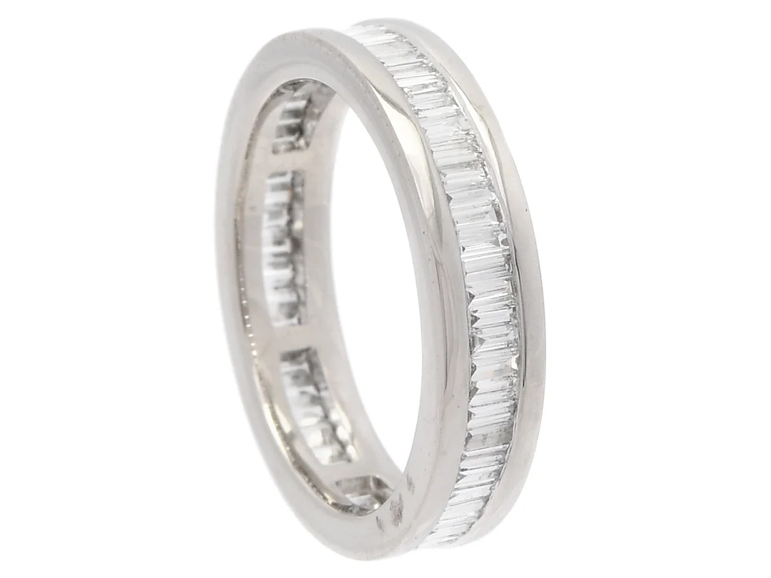 HELALLIANSRING, platina, 65 baguetteslipade diamanter ca 1,00 ctv, ca TW-W(F-H)/VS-SI, stl 16,5 mm, vikt 5,8 g, en diamant har nagg på paviljongen. — Smycken/Alliansring — Kaplans