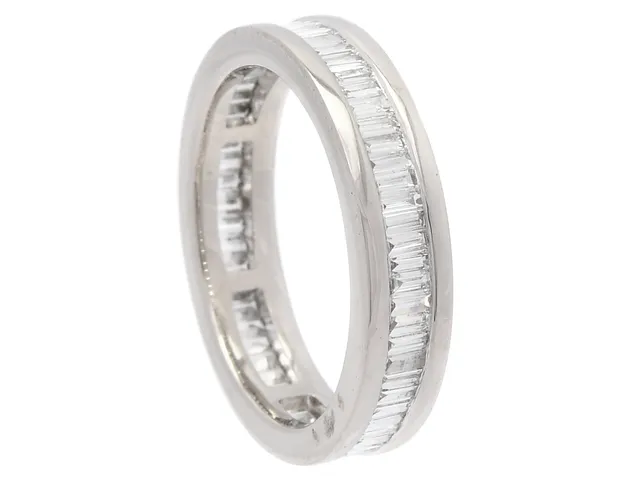 HELALLIANSRING, platina, 65 baguetteslipade diamanter ca 1,00 ctv, ca TW-W(F-H)/VS-SI, stl 16,5 mm, vikt 5,8 g, en diamant har nagg på paviljongen.