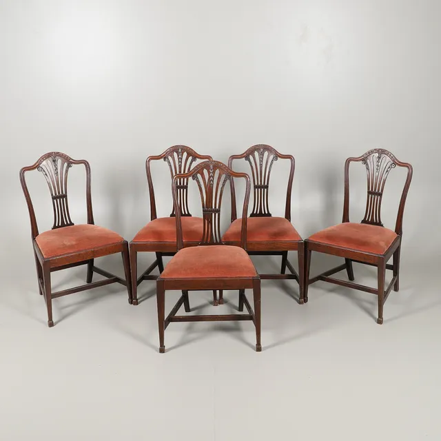 A SET OF FIVE MAHOGANY DINING CHAIRS.
