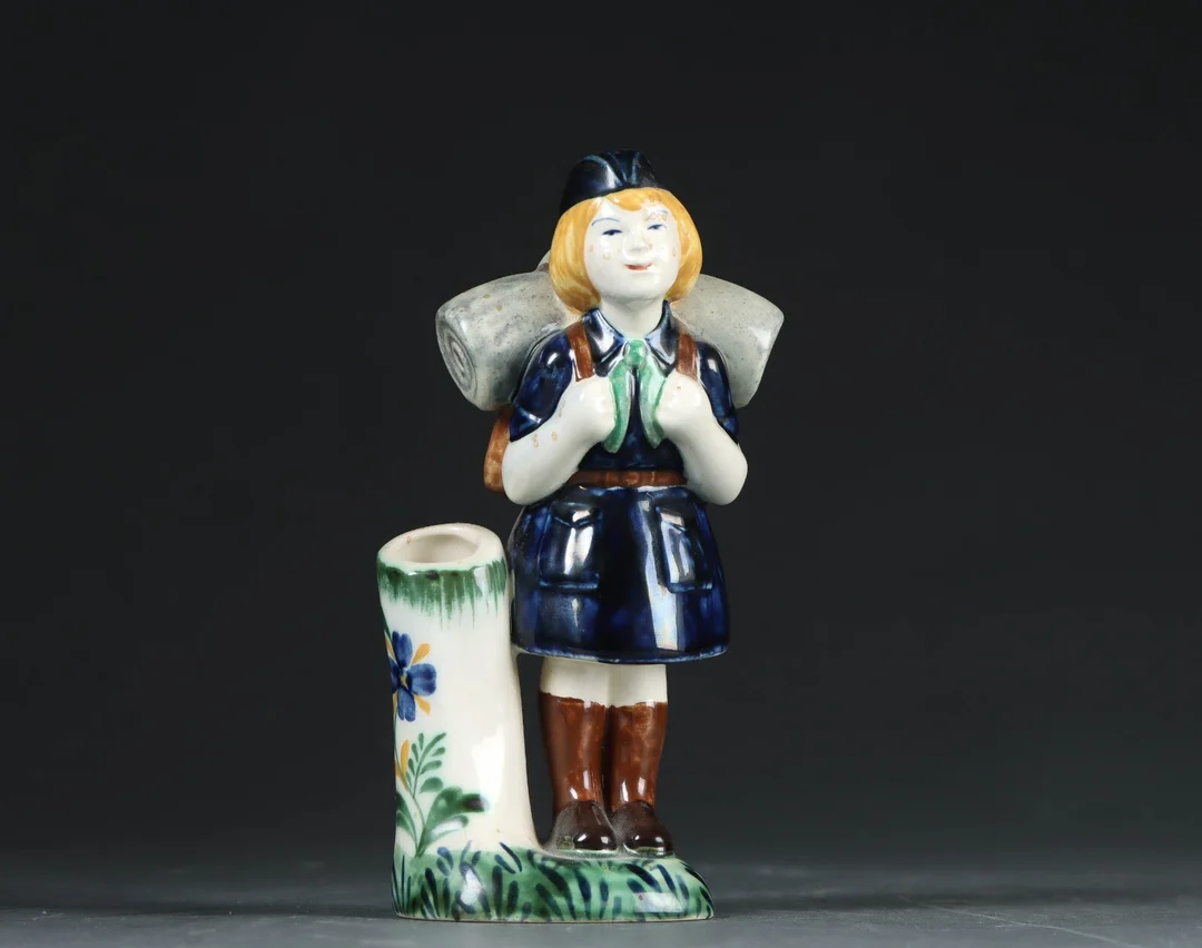 Herluf Jensenius for Aluminia. Børnehjælpsfigur, 'Spejderpige' — Glass, porcelain and ceramics/Figures — Lauritz