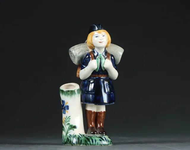 Herluf Jensenius for Aluminia. Børnehjælpsfigur, 'Spejderpige'