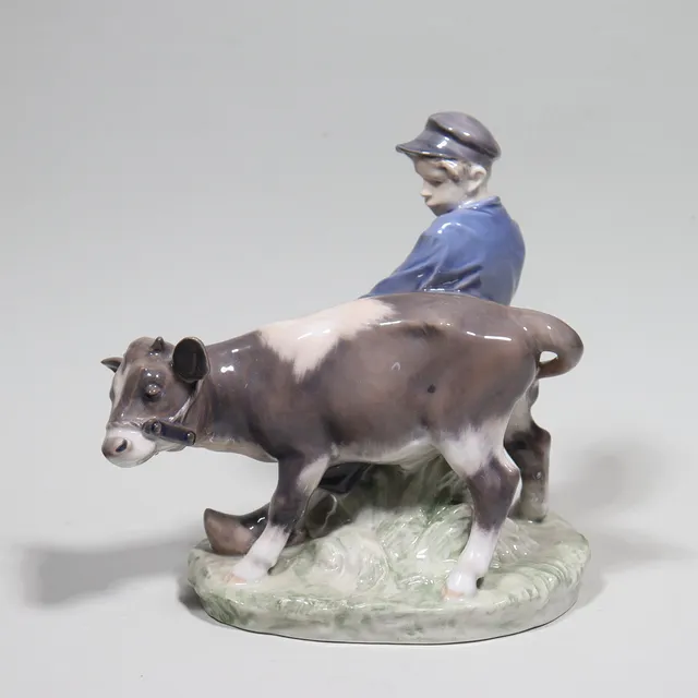 CHRISTIAN THOMSEN. för Royal Copenhagen, figurin #772, pojke med kalv.