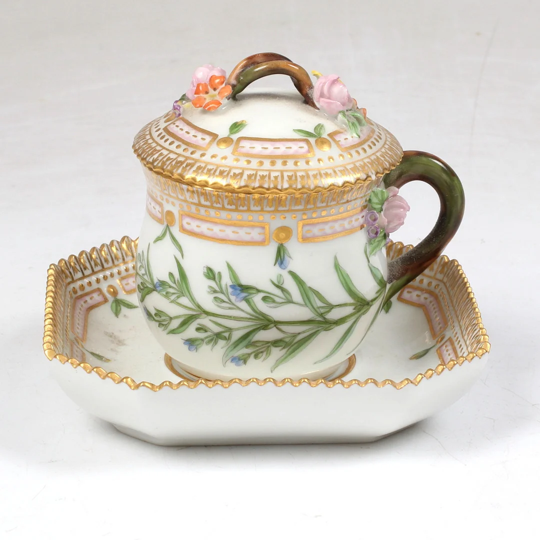 CRÈMEKOPP med lock och fat, porslin, Flora Danica, Royal Copenhagen, Danmark. — European — Stadsauktion Sundsvall
