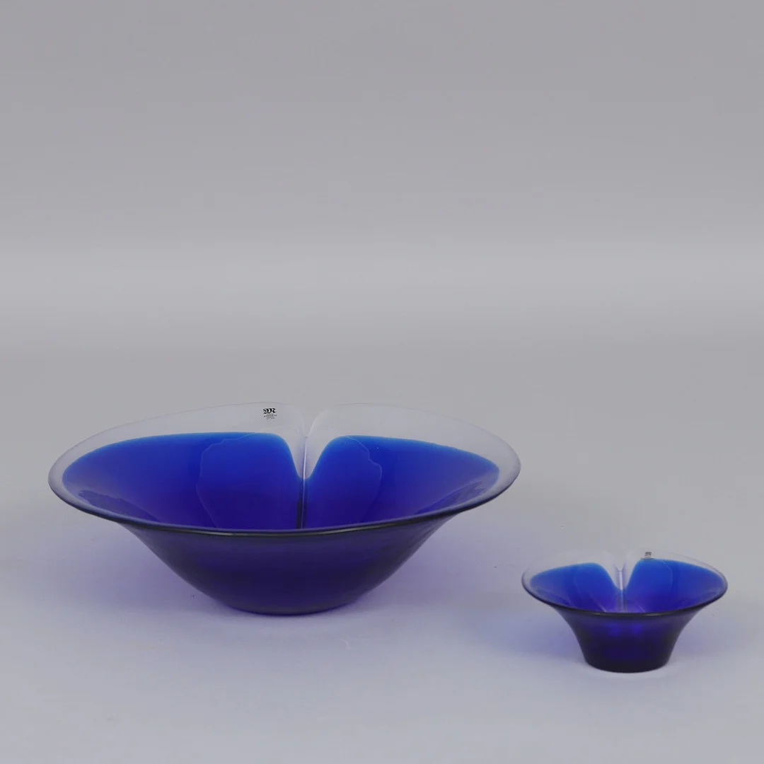 GLASSKÅLAR, 2 st. Mats Jonasson, Sweden. — Art glass — Garpenhus Auktioner