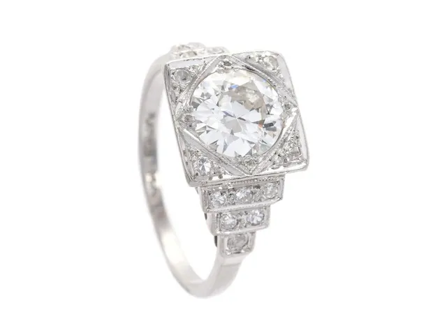 RING, platina, äldre briljantslipad diamant ca 1,12 ct, ca TCr(I)/SI2, 16 åttkantslipade diamanter ca 0,16 ctv, storlek 17,5+ mm, vikt 5,5 g, mittstenen med natural, samt inneslutning som når ytan, flera av de mindre stenarna med skador.