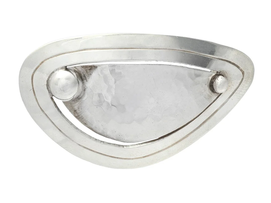 BROSCH, silver, mått 4,5 cm x 2,5 cm, Janson Guldvaru Ab Victor, Lindesberg 1958, vikt 7,4 g. — Smycken/Brosch — Kaplans