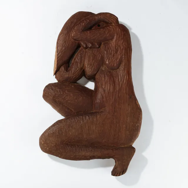 UBEKENDT KUNSTNER. Relief af udskåret hardwood forestillende knælende kvinde, ca. 1900-tallets midte.
