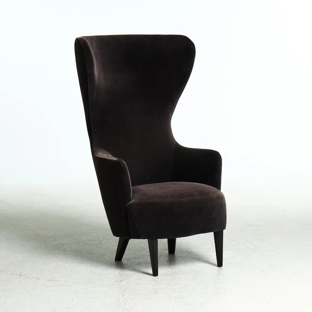 TOM DIXON. "Wingback chair", fåtölj, samtida, mörkfärgad sammetsklädsel, helstoppad stomme. — Armchairs & Chairs — Stockholms Auktionsverk Sickla