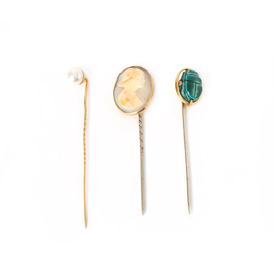 BROSCHNÅLAR, 3 st, guld, vitmetall, odlad pärla, skuren snäckskalskamé samt porslin. — Brooches & Pendants — Stockholms Auktionsverk Göteborg