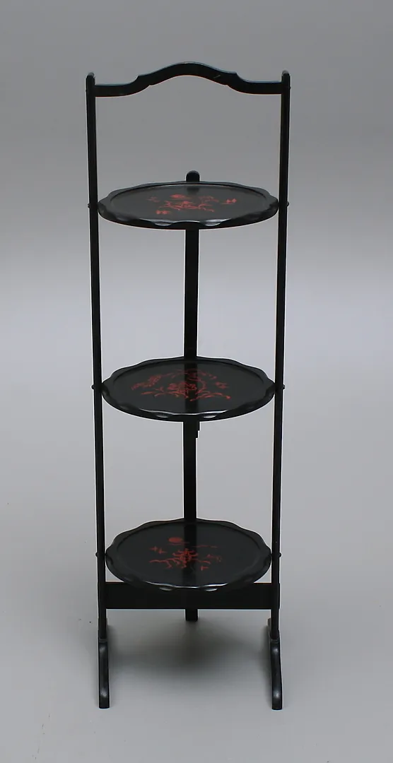 KAKSTÄLL, sk "Cakestand", 3-vånings, trä, kinamåleri, England.