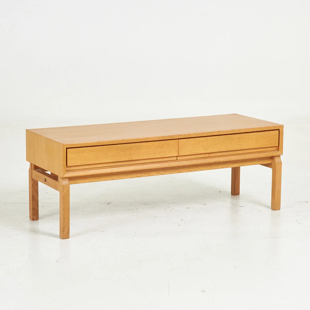 MARIAN GRABINSKI. bänk / sideboard, IKEA, 1960-tal, ur MTP-serien, ek/ekfaner, 2 lådor. — Cupboards, Cabinets & Shelves — Stockholms Auktionsverk Sickla