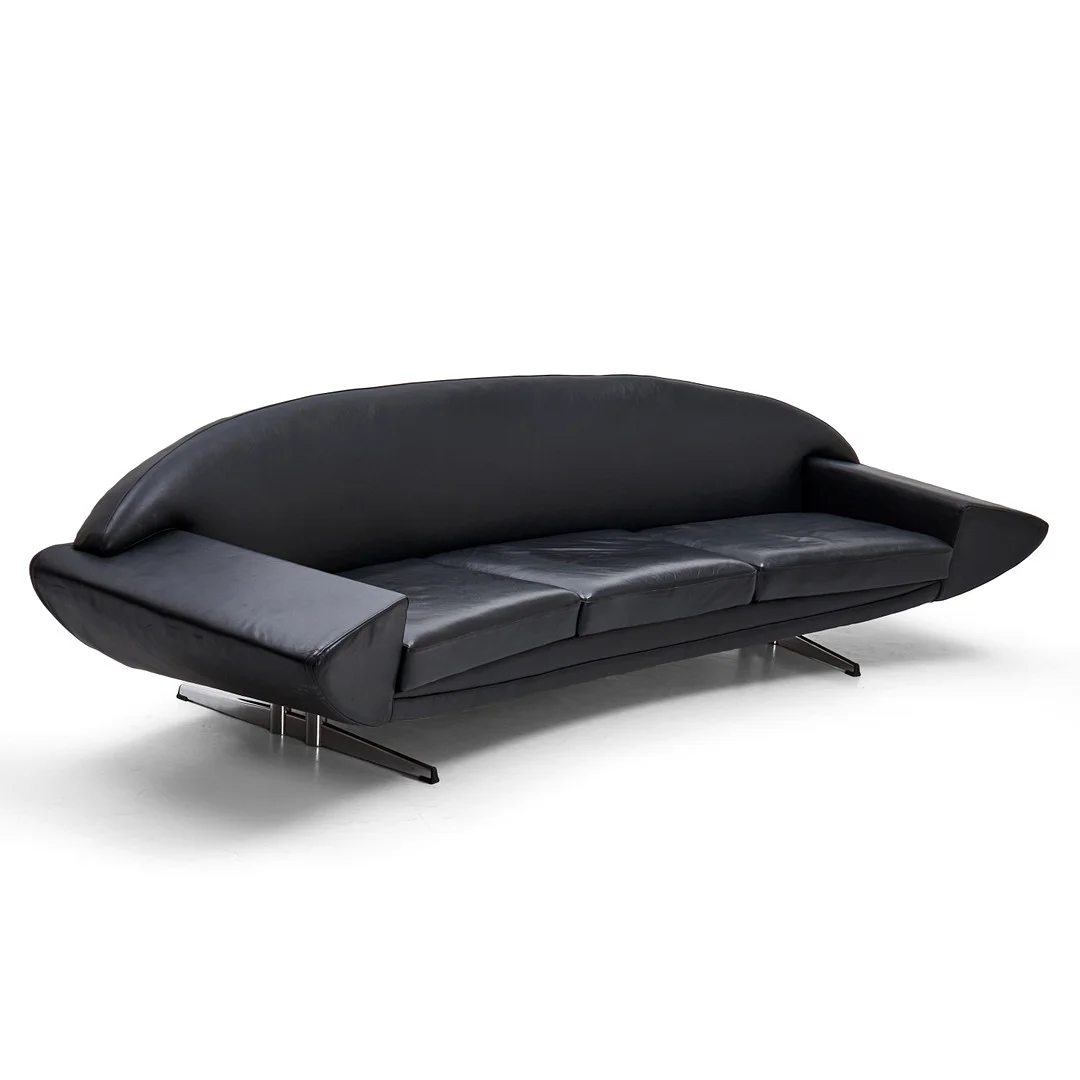 JOHANNES ANDERSEN. Soffa, "Capri", tre sits, svart läder, kromad benställning. — Sofas & Seatings — Crafoord Auktioner Stockholm