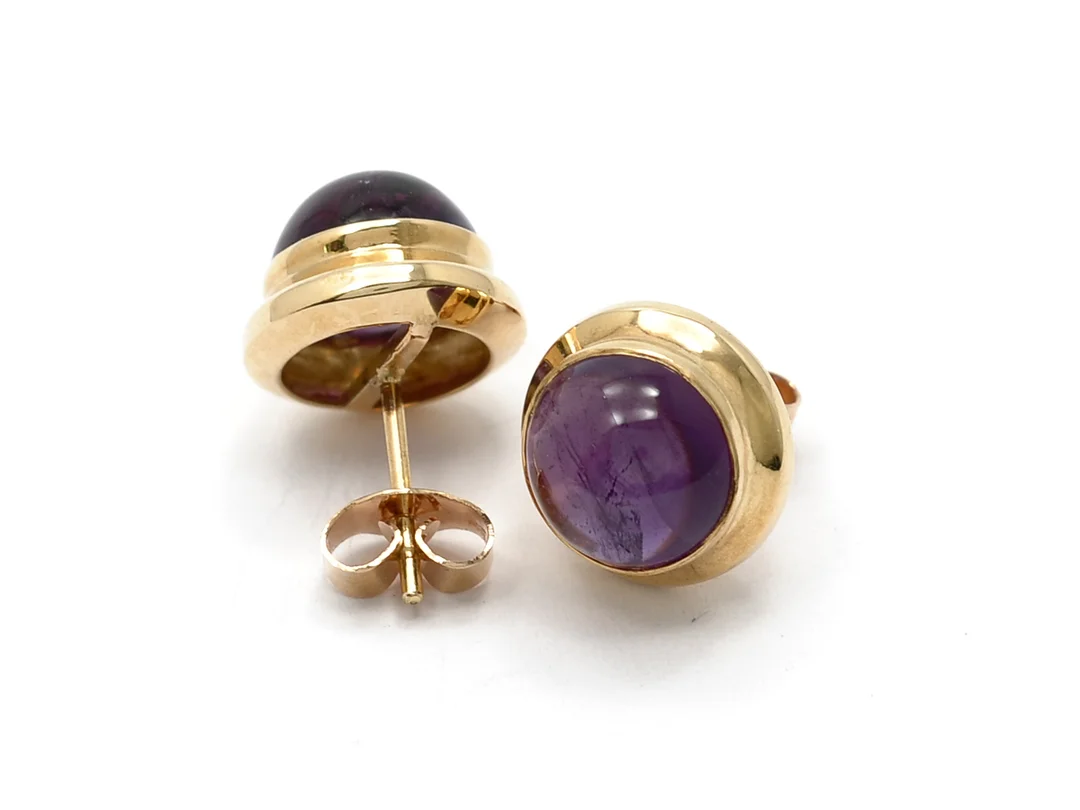 ÖRHÄNGEN, 18K guld, 2 cabochonslipade ametister ca 6 ctv, stift, vikt 3,3 g. — Smycken/Örhängen — Kaplans