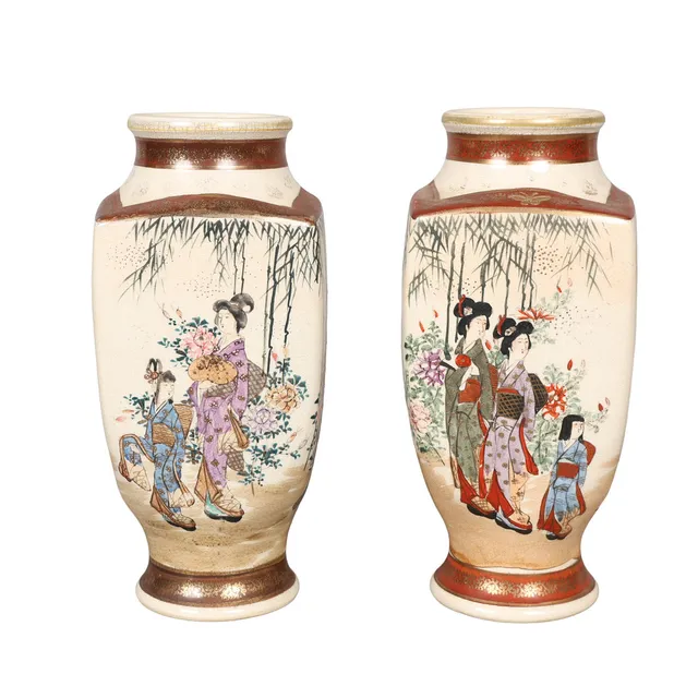 A PAIR OF JAPANESE MEIJI PERIOD SATSUMA PORCELAIN VASES BY KINKOZAN (2).