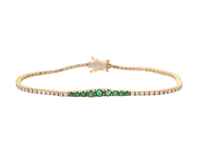 ARMBAND, 18K guld, 9 smaragder ca 0,48 ctv, briljantslipade diamanter ca 1,25 ctv, ca TW-TCr(G-I)/SI-P, längd 17,5 cm, vikt 6,4 g, smaragder med nagg och mindre sprickor, någon enstaka diamant med nagg.
