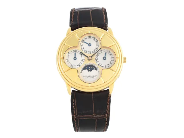 AUDEMARS PIGUET, Quantieme Perpetuel, s.k. "Clover", Cal 2120/2800, Verk nr. 324480, Ref nr. 25681BA.OO.A002XX.01, Boett nr. C66230/033, herrur, 36 mm, 18K guld, automatisk, safirglas, evighetskalender, dag, datum, månad, månfas, läderband, viklås i 18K guld, "Extrait De Registre", februari 1989, box (ej tidsenlig).