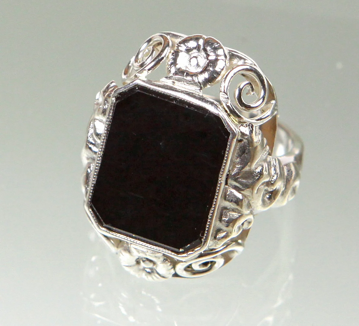 ANTIKER ONYX RING, SILBER 800. — Rings — Auktionshaus Bossard