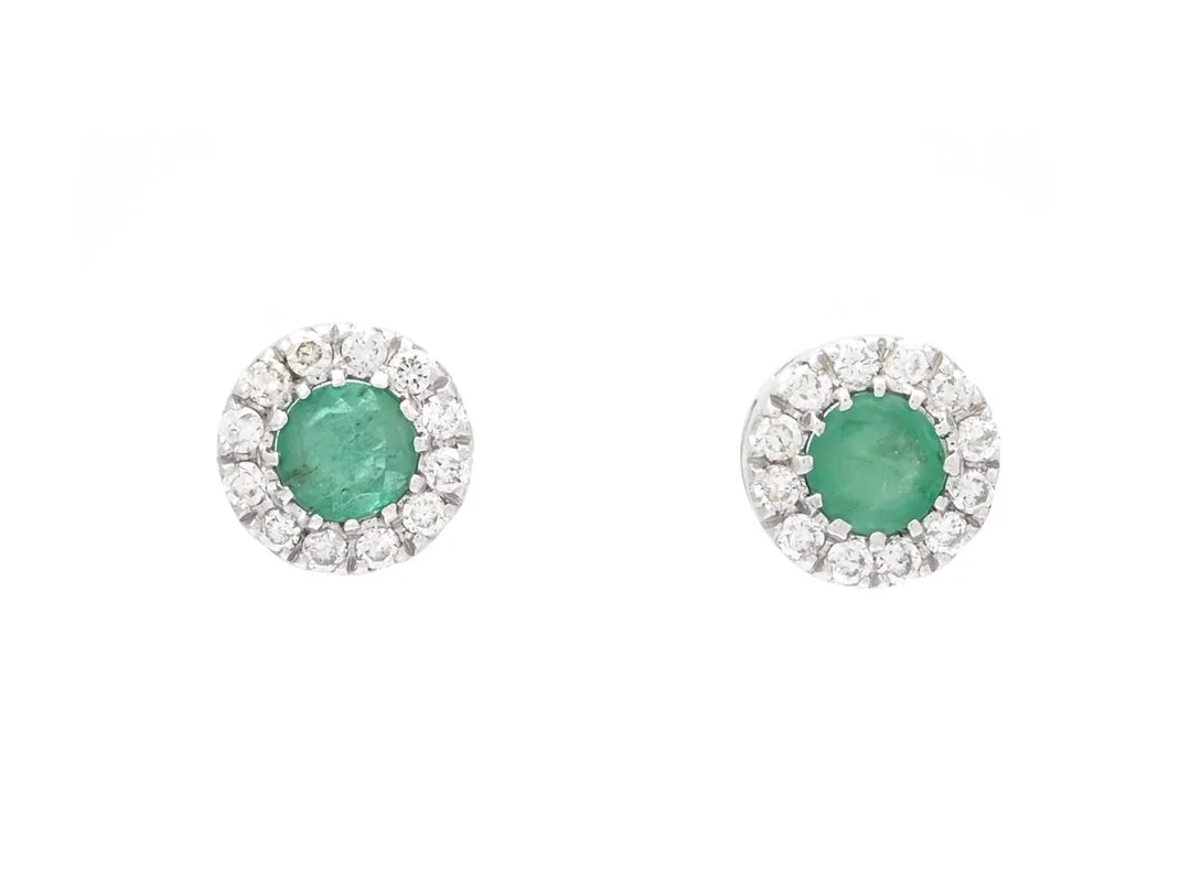 ÖRHÄNGEN, 18K vitguld, 2 smaragder 0,38 ctv enligt gravyr, briljantslipade diamanter 0,17 ctv, enligt gravyr, diameter 6,5 mm, vikt 1,6 g, stift. — Smycken/Örhängen — Kaplans