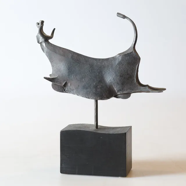 LARS LARSSON. Skulptur, tjur på sockel, konstsmide, signerad.