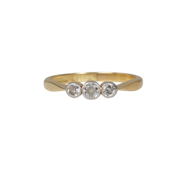 AN 18 CARAT GOLD, PLATINUM & DIAMOND TRILOGY RING.