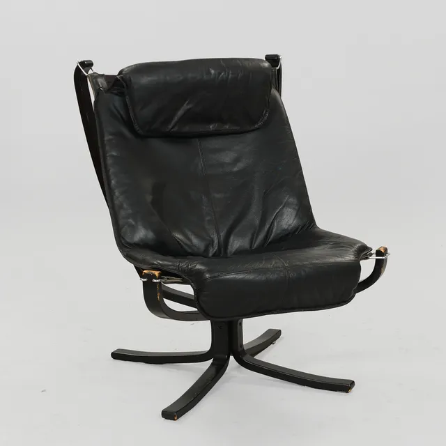 SIGURD RESELL. Lænestol med stel af sortlakeret bøg, sort læderhynde, "Falcon", Vatne Møbler, Norge, ca. 1970-80'erne.