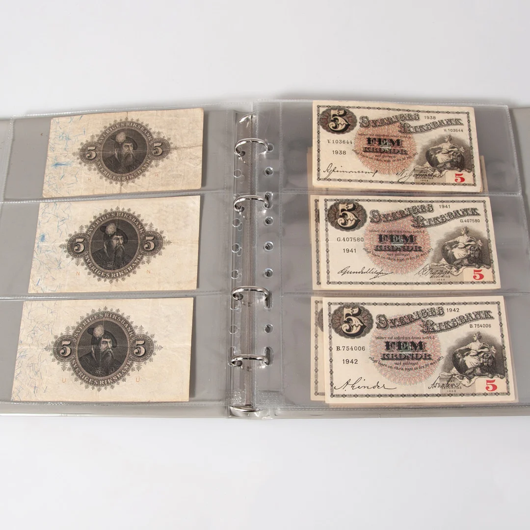 PÄRM MED 5 KRONORS SEDLAR. Olika årtal från 1926-1963. — Coins & Banknotes — Laholms Auktionskammare