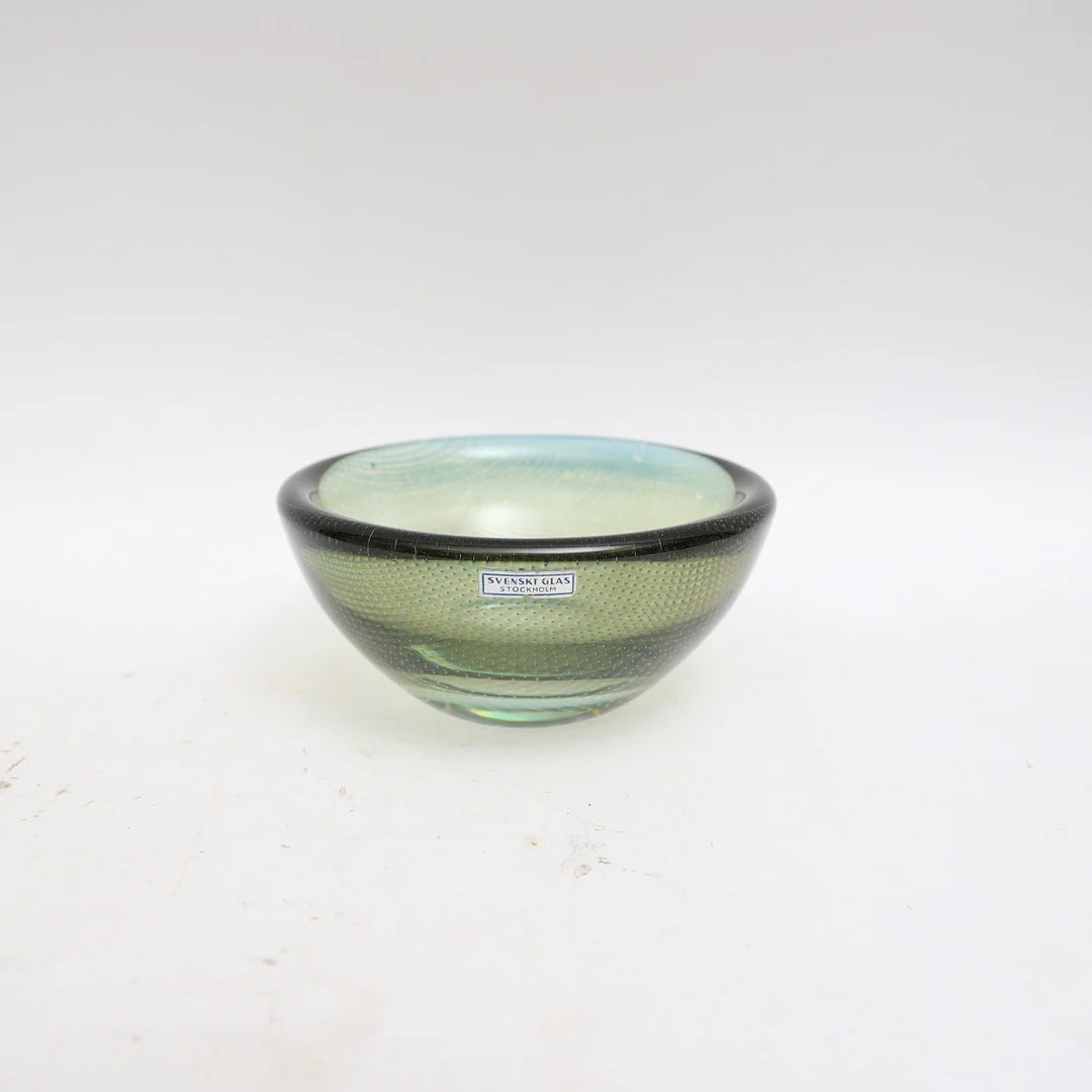 SVEN PALMQVIST. Skål "Kraka" Orrefors, signerad, Orrefors Kraka Pu 25 Sven palmqvist, etikettmärkt. — Art glass — Falun Auktionsbyrå