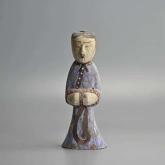 A CHINESE PAINTED POTTERY MALE FIGURE, HAN DYNASTY STYLE.
